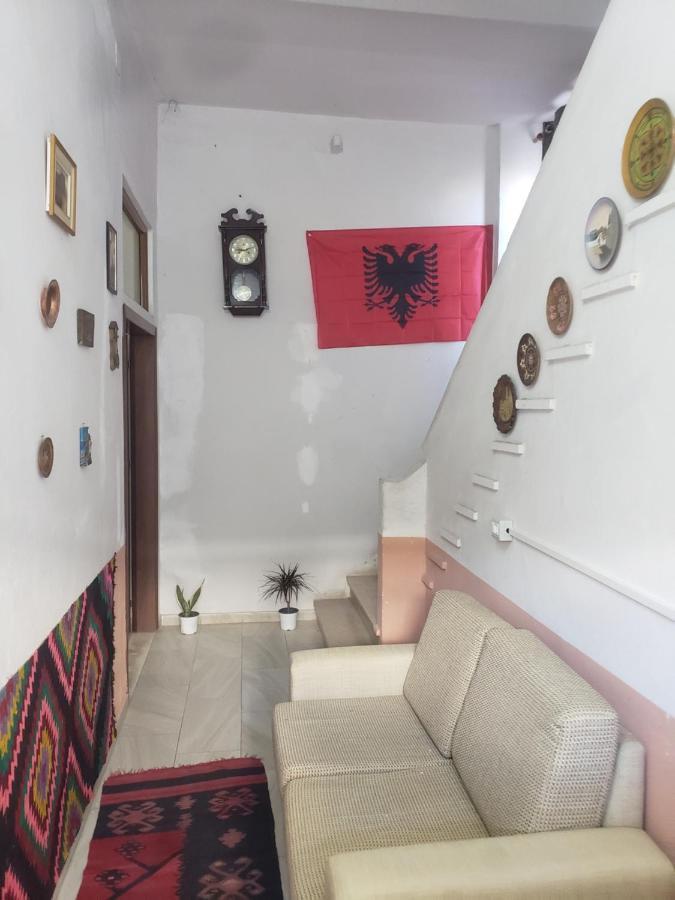 Hostel Oakland Тирана Екстериор снимка