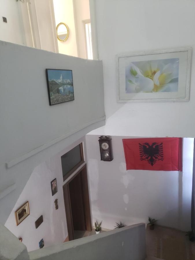 Hostel Oakland Тирана Екстериор снимка