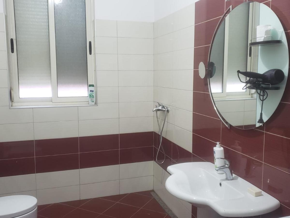 Hostel Oakland Тирана Екстериор снимка